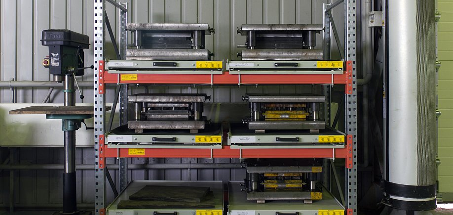 Racks with pull-out platforms